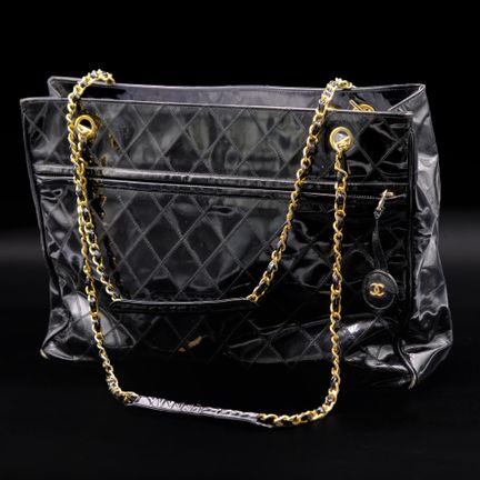 CHANEL
Borsa a mano in pelle trapuntata verniciata