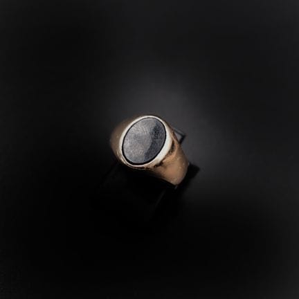 Anello con sigillo, montatura in oro 18 carati (75