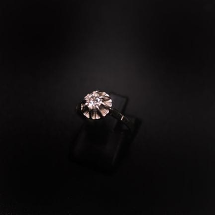 Anello solitario con montatura in oro bianco 18 ca