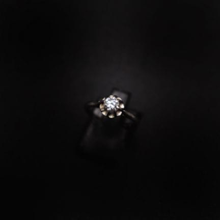 Anello solitario con montatura in oro bianco 18 ca