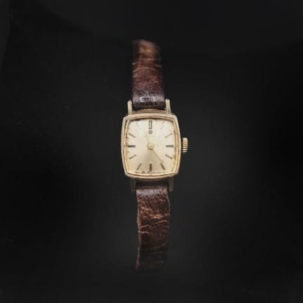 JUNGHANS
Montre de dame à boitier rectangulaire en