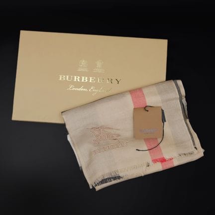BURBERRY
Cashmere and silk shawl with a tartan pri