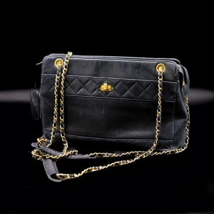 CHANEL
Borsa a tracolla in pelle liscia e trapunta