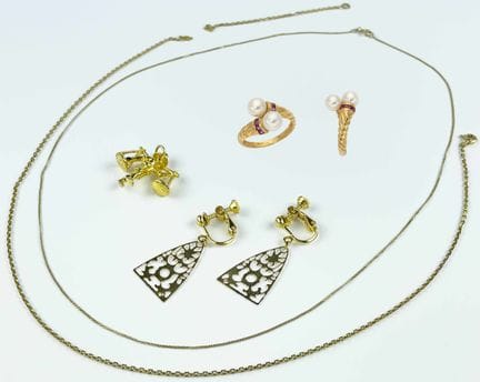 SET DI CINQUE GIOIELLI IN ORO 
Composto da:
i) Ane
