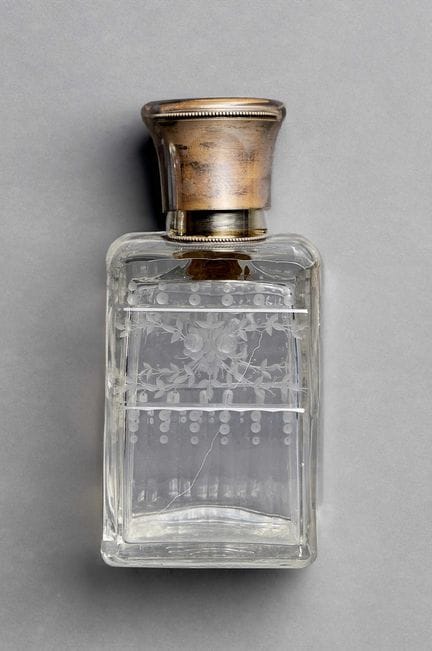 KRISTALL-PARFÜMFLASCHE MIT BLUMENVERZIERUNG UND SI