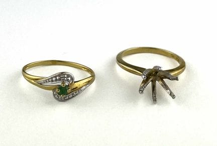 SET DI DUE ANELLI IN ORO 14K E 18K, DI CUI UNO CON