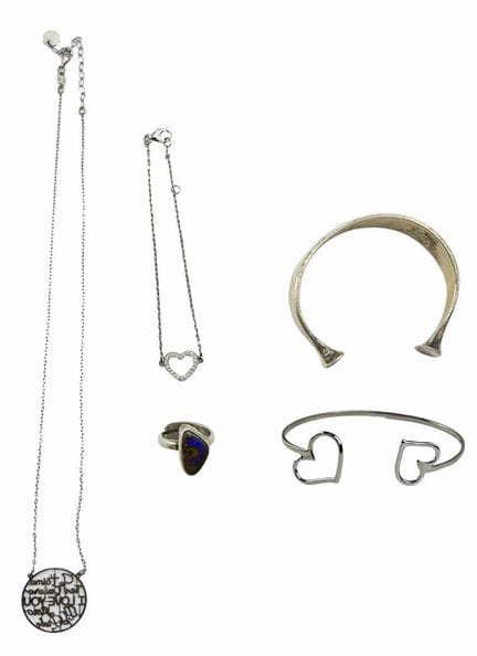 SET DI CINQUE GIOIELLI IN ARGENTO
Composto da:
i) 