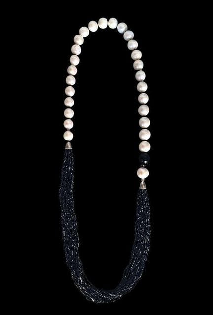 COLLANA DI PERLE E GIETTO NERO
Collana composta da