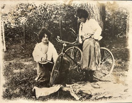 DEUX DAMES À BICYCLETTE
photographie d’art
Atelier