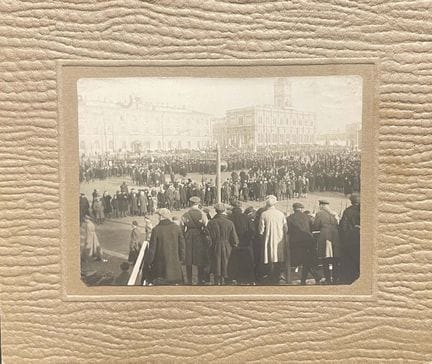 [DIE ERSTE RUSSISCHE REVOLUTION]
Fotografie. Auf K
