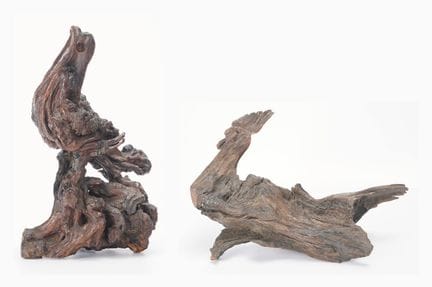 日本，20世纪
两件天然木雕（树根艺术）：一只栖息在岩石上的鸟，从一处呈红褐色包浆的树根瘤中雕琢而成
