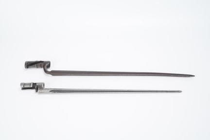 FRANCE-RUSSIA, set of 2 bayonets; the first is a s