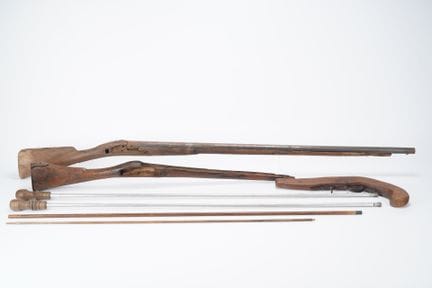Set consisting of several wooden rifle and pistol 