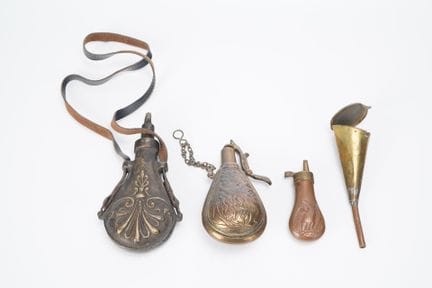 Set consisting of 3 copper and brass powder flasks