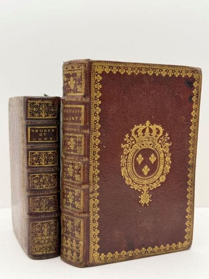 [带纹章的装帧]。《圣周礼仪》，供王室使用。P., 科隆巴，1743年。八开本，旧红马皮装帧，封面中