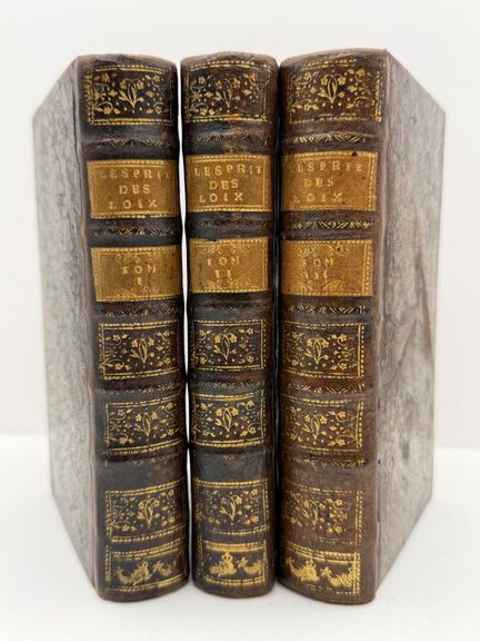 孟德斯鸠。《论法的精神》。阿姆斯特丹，由该公司出版，1755年。 三卷，12开本，浅褐色大理石纹羊皮
