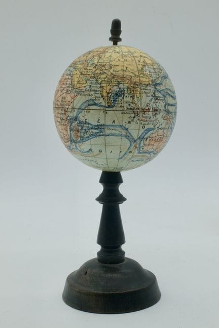 Petit globe terrestre en carton et papier sur base
