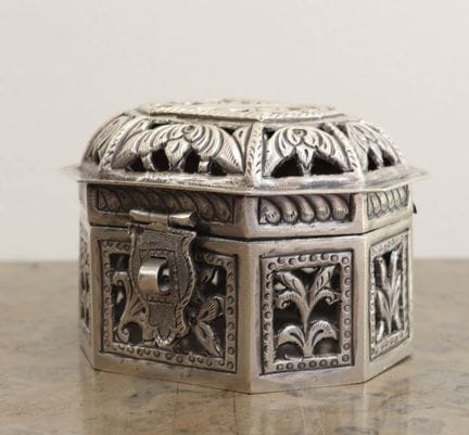 Boîte octogonale
en argent étranger à décor ajouré