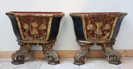 Une paire de jardinière italienne en bois polychro