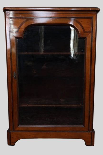 Vitrine de style Louis XVI
Haut. 120 cm. Larg. 80 