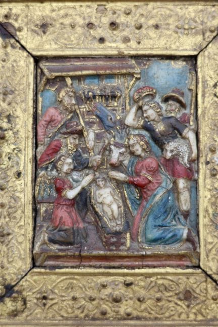 Plaque en albâtre sculpté en bas-relief et polychr