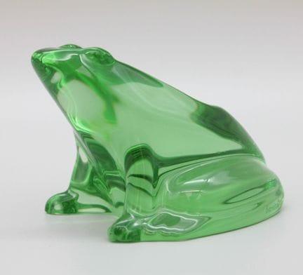 BACCARAT
Grenouille en cristal moulé teinté vert. 