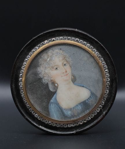 Tabatière ou boite à mouches ronde en écaille brun