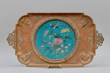 Plateau en bronze à décor de masques centré d'un m