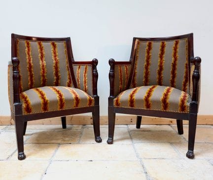 Paire de fauteuils en noyer teinté
Epoque Restaura