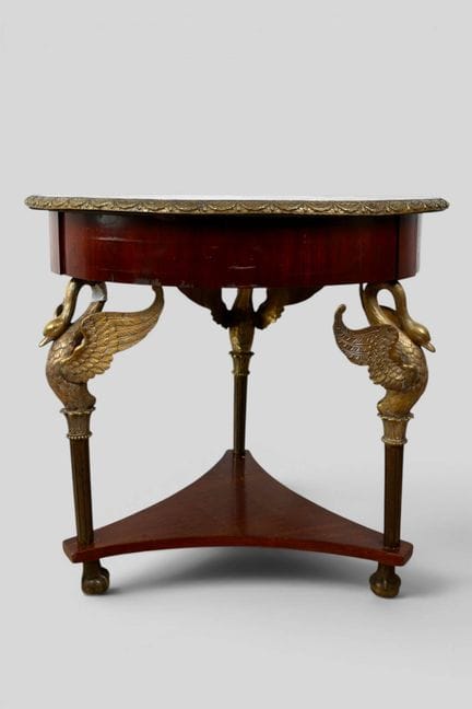 Gueridon tripode en placage d'acajou et bronze d'o