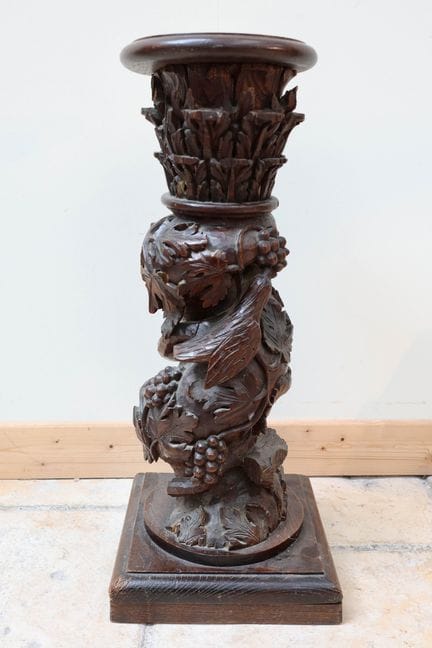 Sellette de forme torse à décor se déployant sur l