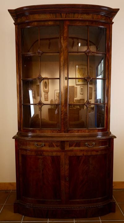 Vitrine anglaise à deux corps en bois vernis ouvra