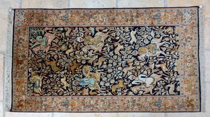Tapis en laine et soie, fond noir.
Perse.
Dimensio