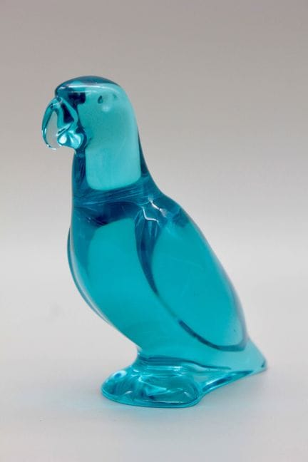 BACCARAT
Perruche en cristal moulé teinté bleu. 
S