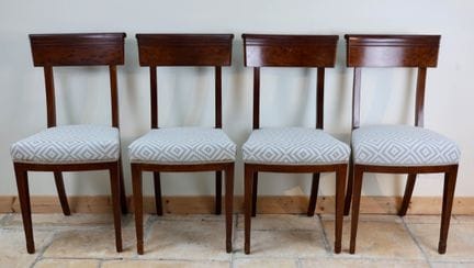 Suite de quatre chaises en acajou à dossier bandea