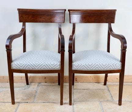 Suite de deux fauteuils en acajou à dossier bandea