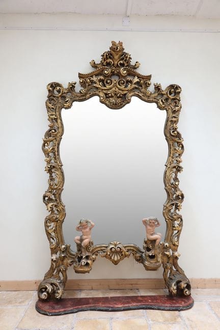ITALIE
Important miroir mouvementé en bois sculpté
