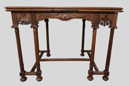 Une table à écrire à huit pieds, noyer, style Loui