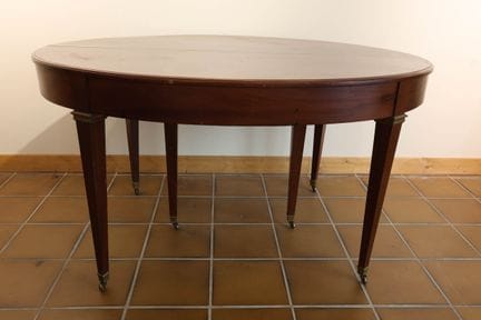 Table de salle à manger de forme ovale en acajou d