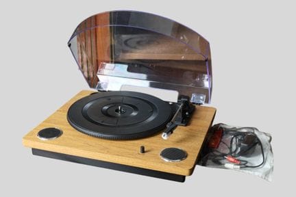 Une platine vinyle moderne.
Haut. 11 cm. Long. 42 