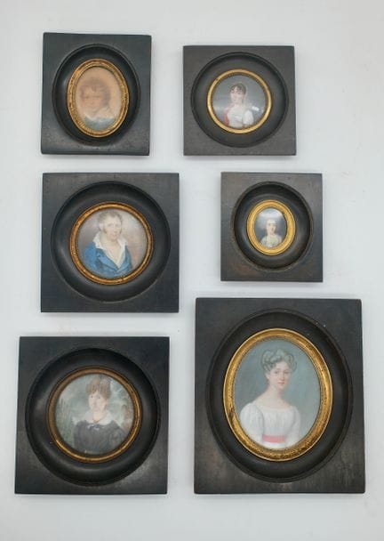 Suite de six miniatures représentants quatre portr