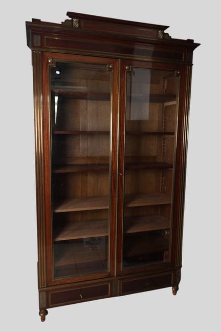Bibliothèque vitrée, laiton et acajou, style Louis