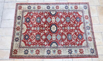 Tapis en laine polychrome à points noués et décor 