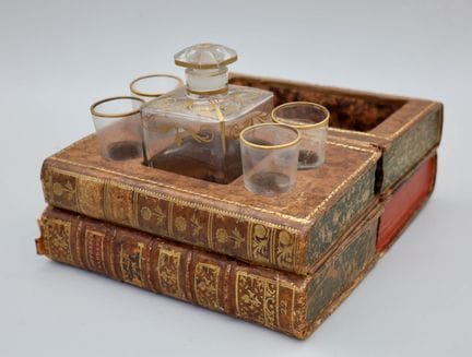 Coffret à liqueur comprenant une carafe et quatre 