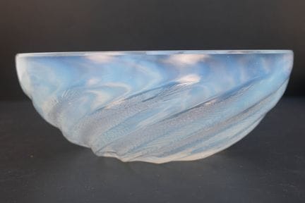René LALIQUE (1860-1945). Plat circulaire en verre