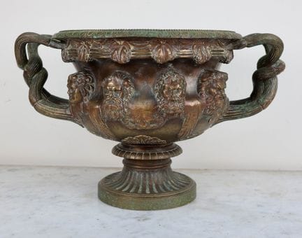 Grand cratère dionysiaque en bronze à patine médai