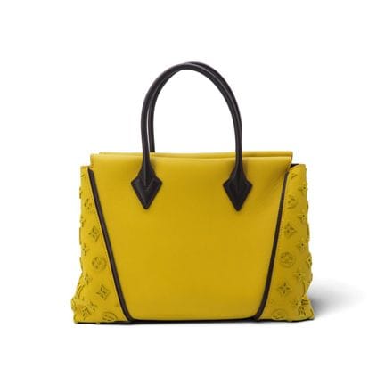 路易威登
路易威登手提包，"Tote W"款式，采用开心果色小牛皮制成，侧面饰有3D Monogra