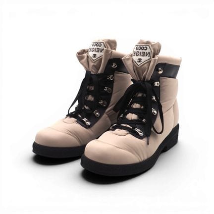 CHANEL
Paire de bottes de neige Chanel, modèle « C