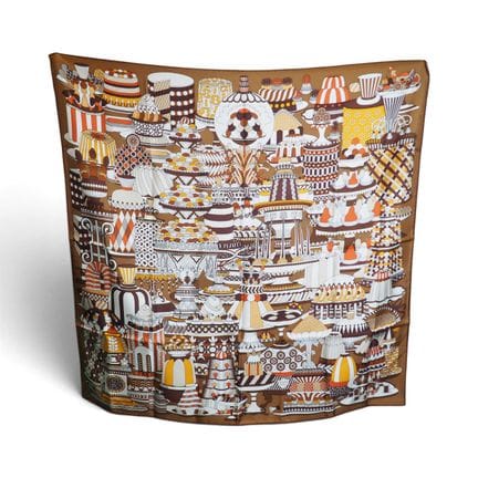 HERMÈS 
Carré Hermès en soie 90 x 90 cm "La Pâtiss