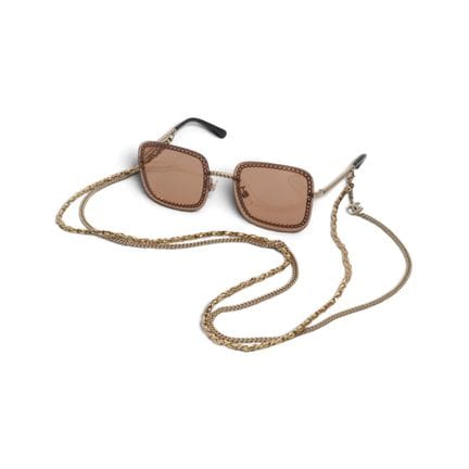CHANEL 
Paire de lunettes de soleil Chanel, compos